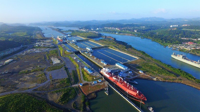 Panama Canal reports record tonnage and restores last-minute Panamax bookings